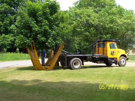 Truck mounted tree spade